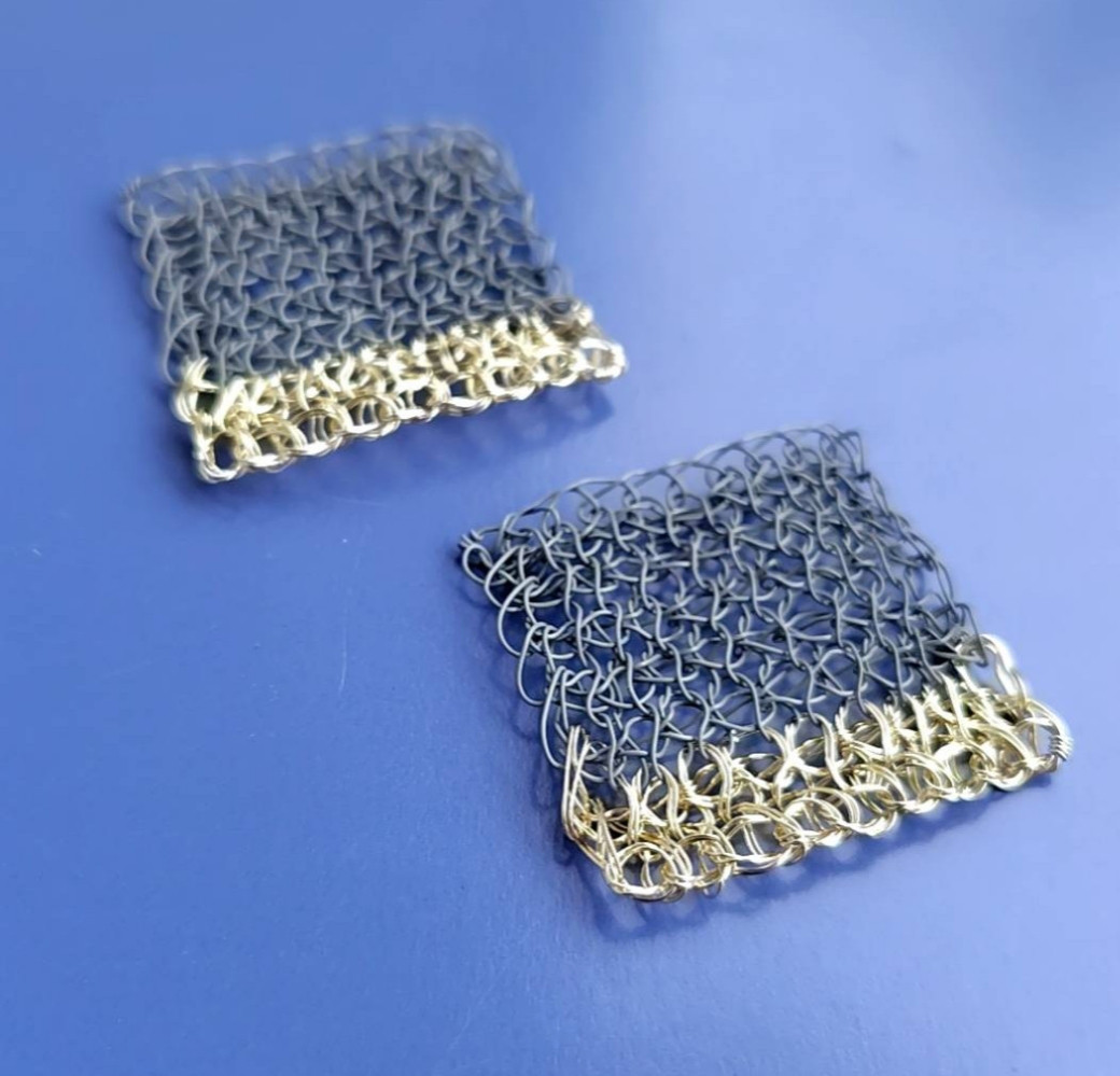 【バイカラー　大きめ】マットグレー＆マイルドゴールド　ワイヤークロッシェ　イヤリング／ピアス