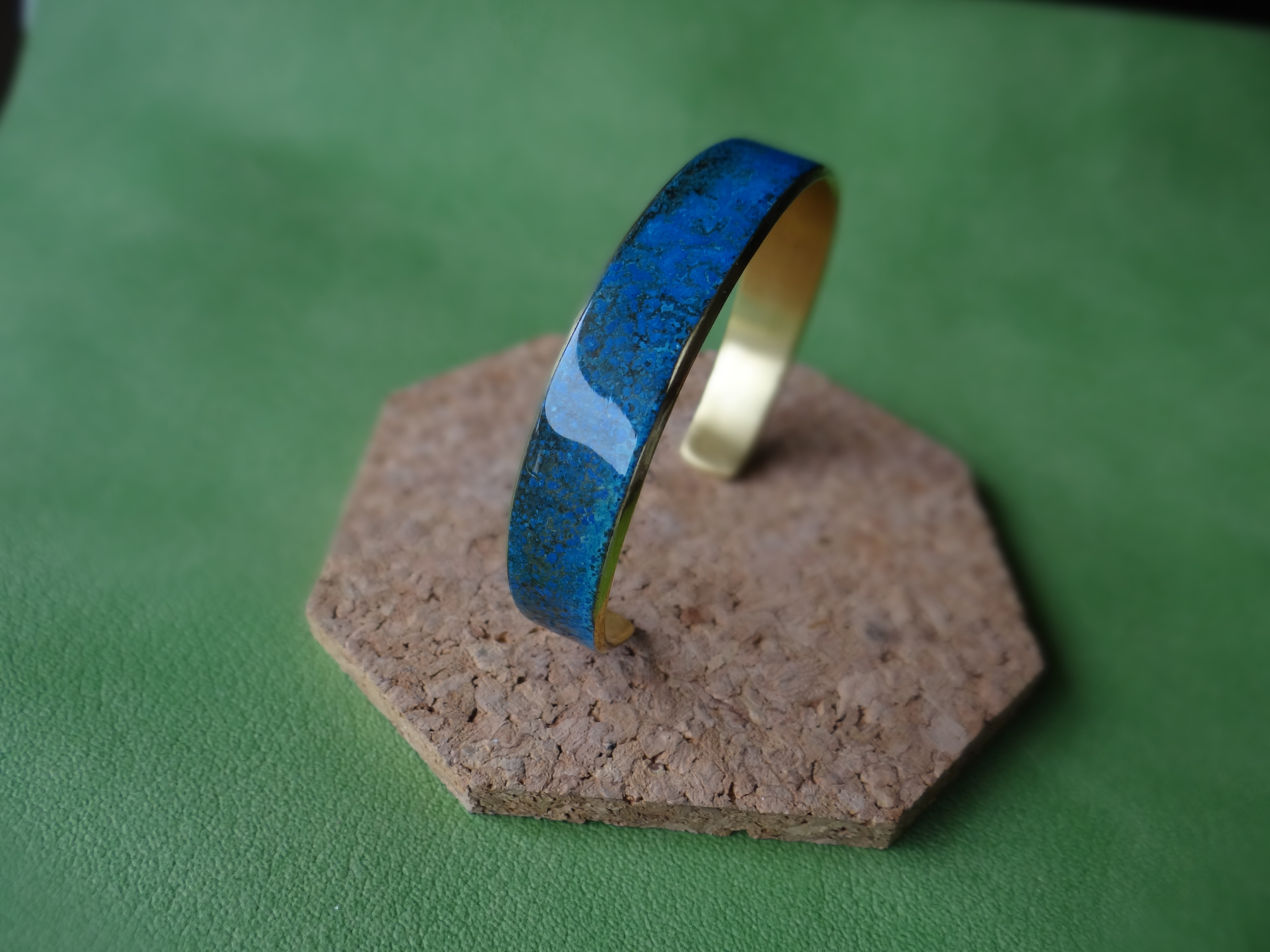 真鍮のバングル　青銅色仕上げ　晴れやかブルー２０２５　青色