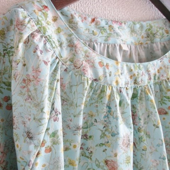 リバティ☆  LIBERTY イルマズブーケ  ブルー系 ヨークブラウスSＭL 5枚目の画像