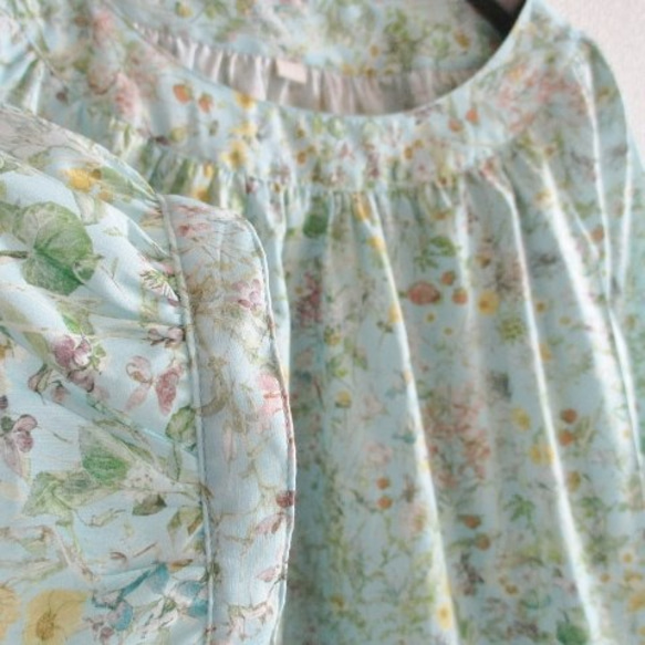 リバティ☆  LIBERTY イルマズブーケ  ブルー系 ヨークブラウスSＭL 6枚目の画像
