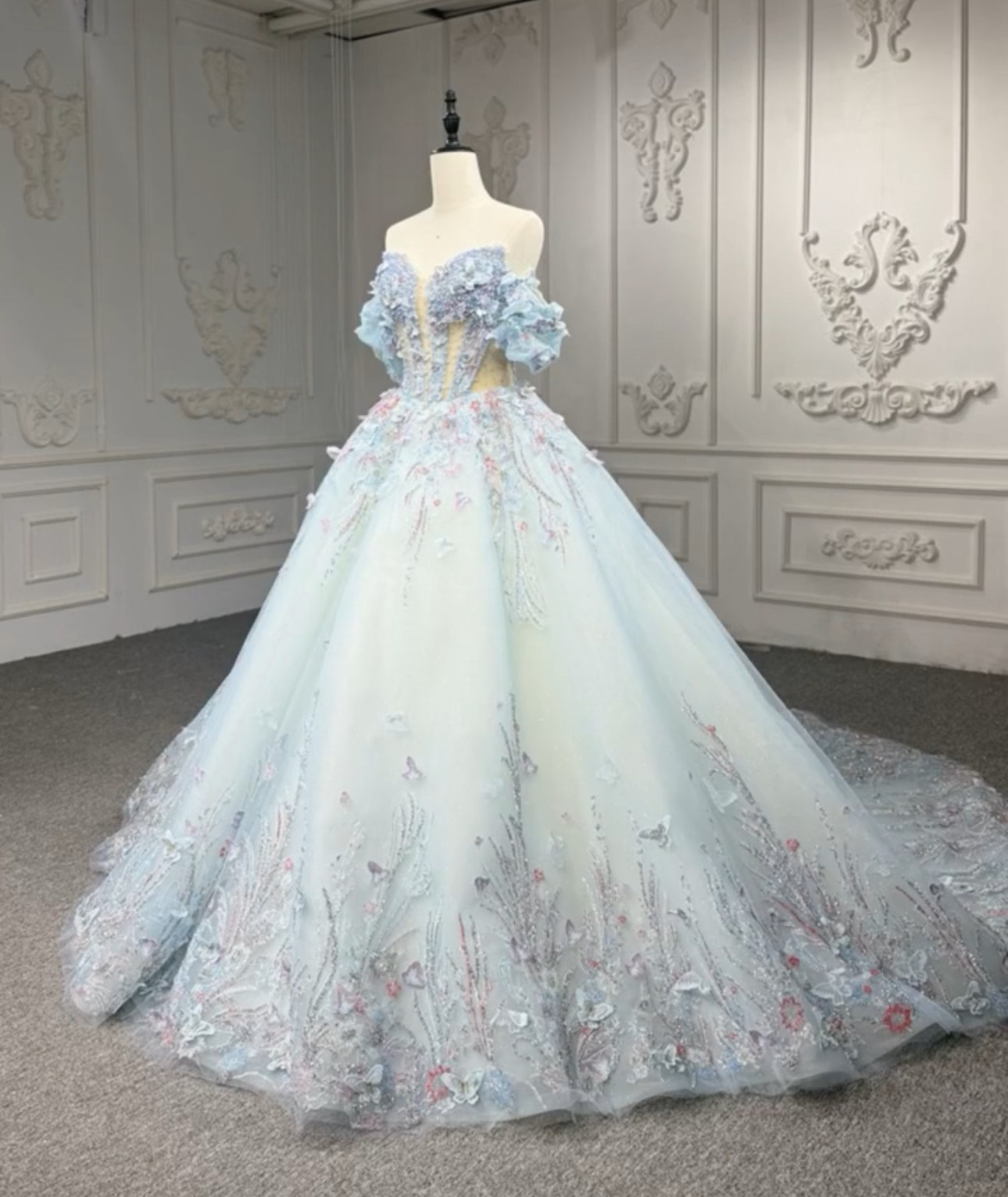 抜群のおしゃれ見え　柔らかいブルー　Aライン　細見えシルエット　可憐なレース　蝶々　パール付きキラキラ　前撮り披露宴挙式