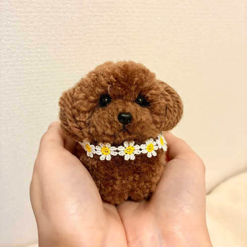 手乗りうるうるおめめのトイプードル ポンポン毛糸＊ 置き物マスコット