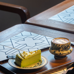 詩瓷集 中国唐風青花磁 窓絵花卉｜唐草文様 小皿 菓子皿 新入荷 直径約15cm 景徳鎮製 10枚目の画像