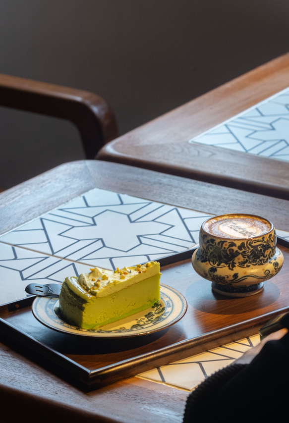 詩瓷集 中国唐風青花磁 窓絵花卉｜唐草文様 小皿 菓子皿 新入荷 直径約15cm 景徳鎮製 10枚目の画像