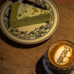 詩瓷集 中国唐風青花磁 窓絵花卉｜唐草文様 小皿 菓子皿 新入荷 直径約15cm 景徳鎮製 2枚目の画像