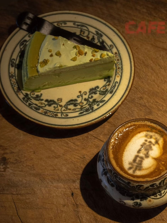 詩瓷集 中国唐風青花磁 窓絵花卉｜唐草文様 小皿 菓子皿 新入荷 直径約15cm 景徳鎮製 2枚目の画像