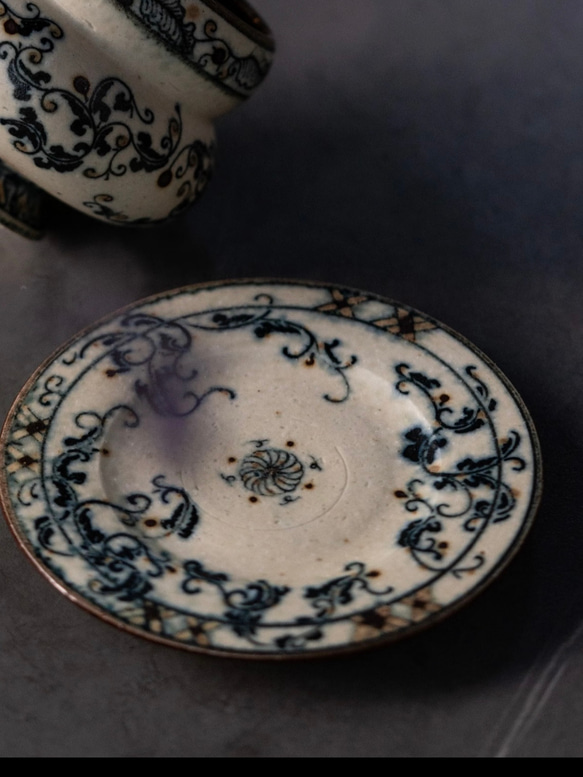 詩瓷集 中国唐風青花磁 窓絵花卉｜唐草文様 小皿 菓子皿 新入荷 直径約15cm 景徳鎮製 1枚目の画像