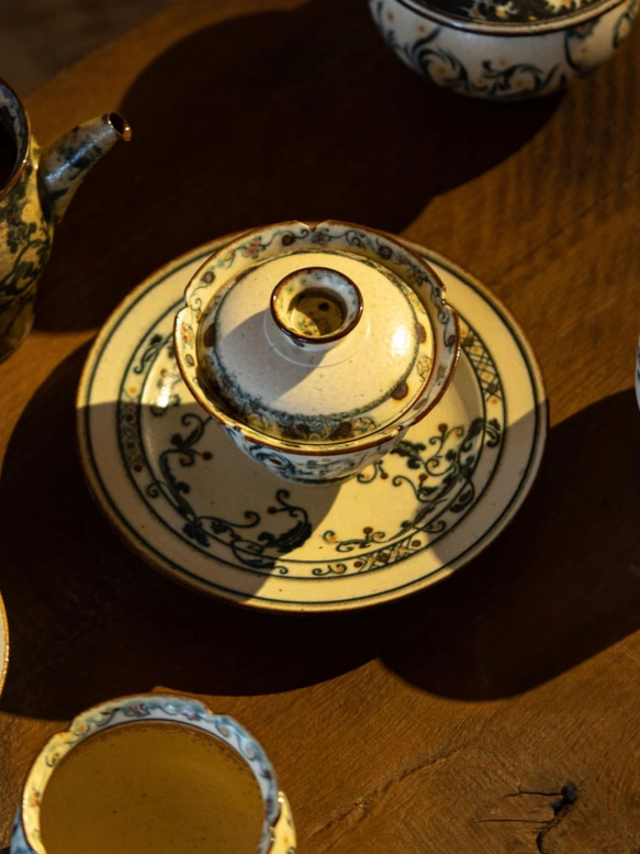 詩瓷集 中国唐風青花磁 窓絵花卉｜唐草文様 小皿 菓子皿 新入荷 直径約15cm 景徳鎮製 3枚目の画像