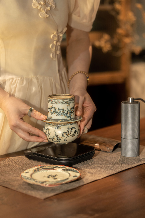 詩瓷集 中国唐風青花磁 窓絵花卉｜唐草文様 小皿 菓子皿 新入荷 直径約15cm 景徳鎮製 8枚目の画像