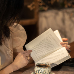 詩瓷集 中国唐風青花磁 窓絵花卉｜唐草文様 小皿 菓子皿 新入荷 直径約15cm 景徳鎮製 4枚目の画像