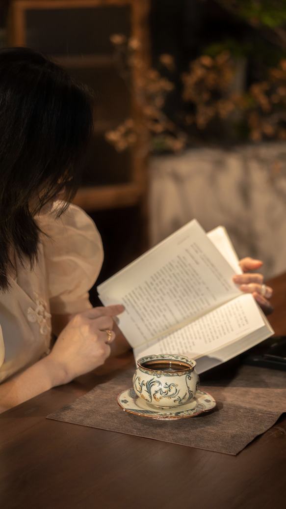 詩瓷集 中国唐風青花磁 窓絵花卉｜唐草文様 小皿 菓子皿 新入荷 直径約15cm 景徳鎮製 4枚目の画像