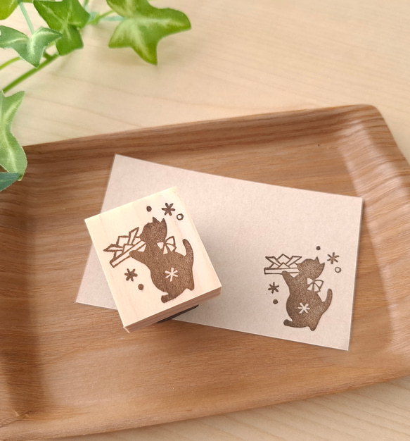 5月　折り紙兜と子猫　消しゴムはんこ スタンプ　こどもの日 2枚目の画像