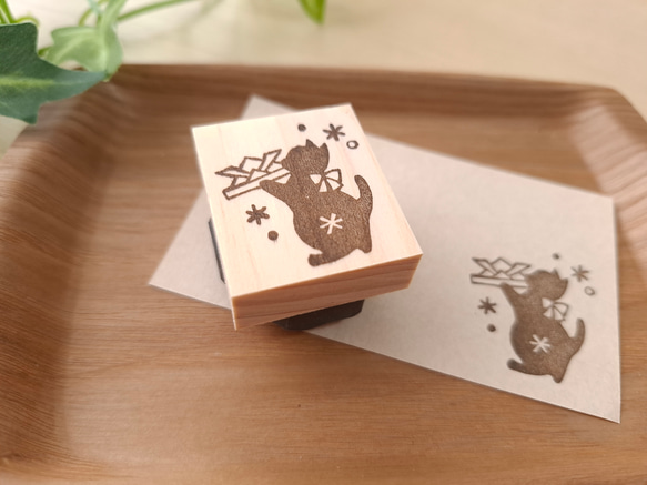 5月　折り紙兜と子猫　消しゴムはんこ スタンプ　こどもの日 1枚目の画像