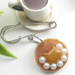 少しミルキーなクォーツニャンコの心のしるしは、甘い口どけの香りがしました♪<カブトピンブローチ>SB1135 2枚目の画像