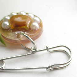 少しミルキーなクォーツニャンコの心のしるしは、甘い口どけの香りがしました♪<カブトピンブローチ>SB1135 4枚目の画像