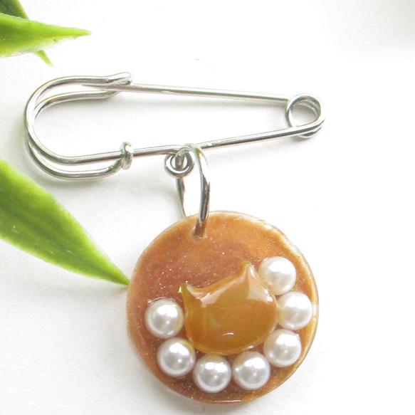 少しミルキーなクォーツニャンコの心のしるしは、甘い口どけの香りがしました♪<カブトピンブローチ>SB1135 1枚目の画像