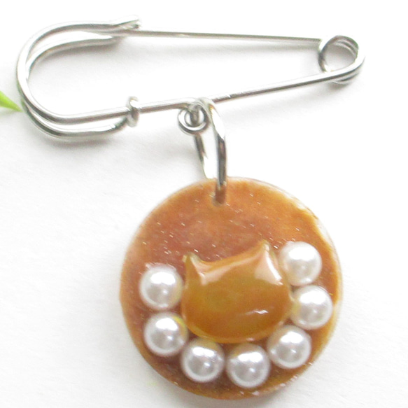 少しミルキーなクォーツニャンコの心のしるしは、甘い口どけの香りがしました♪<カブトピンブローチ>SB1135 3枚目の画像