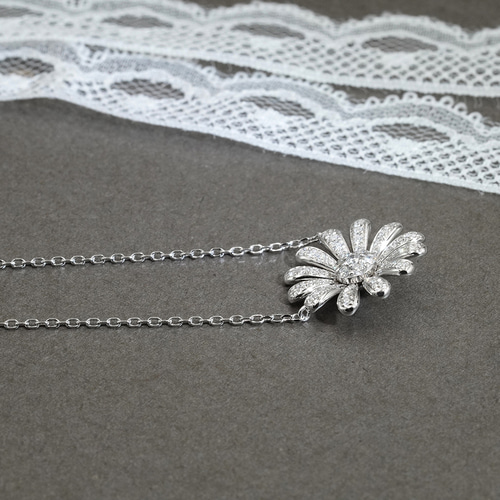 スパークリング・デイジーネックレス P95H25325-W（4週間発送