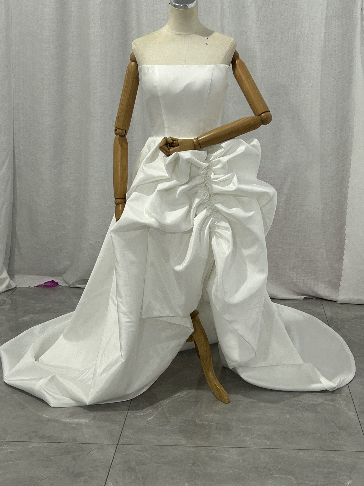 上品！ベアトップ オフホワイト シルクタフタ ウエディングドレス ショートインロングドレス 花嫁 結婚式/披露宴/前撮