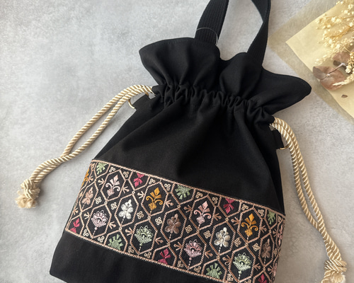 刺繍デザインの巾着袋　インド刺繍生地　巾着バッグ　巾着袋　ハンドメイド インド刺繍生地 巾着バッグ 巾着袋 ハンドメイド ショルダー