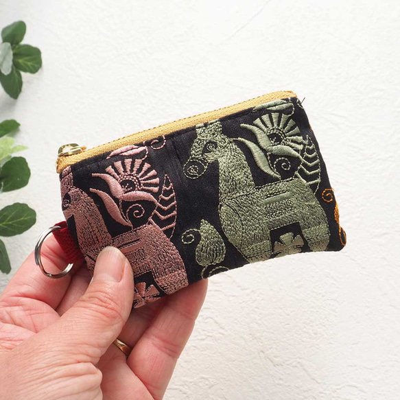 インド刺繍のミニポーチ（ピルケース/コインケース） 3枚目の画像