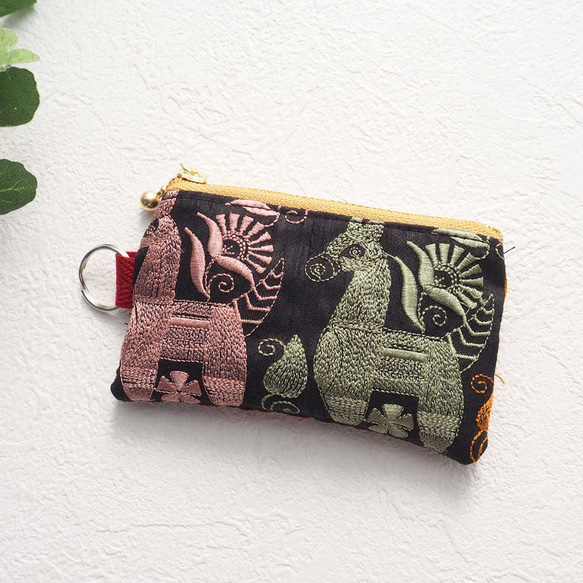 インド刺繍のミニポーチ（ピルケース/コインケース） 1枚目の画像