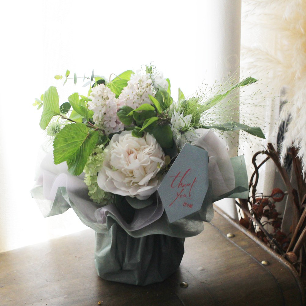 フレッシュフラワー　ホワイトグリーンスタンディングブーケ