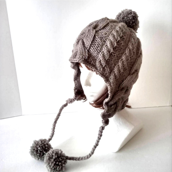 40 耳あて付きニット帽 三つ編みポンポン付き ニット帽・ビーニー きみ