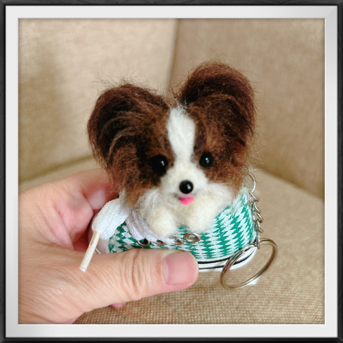 ハンドメイド 羊毛フェルト パピヨン スニーカー キーホルダー