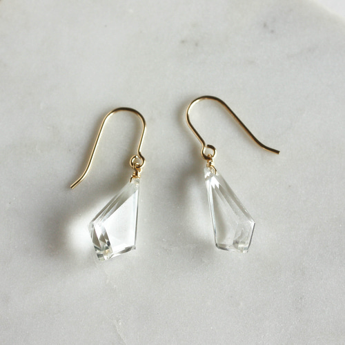 No. 834 水晶のピアス（gold） ピアス（フック・チェーン） Regulus