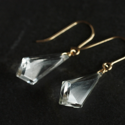 No. 834 水晶のピアス（gold） ピアス（フック・チェーン） Regulus