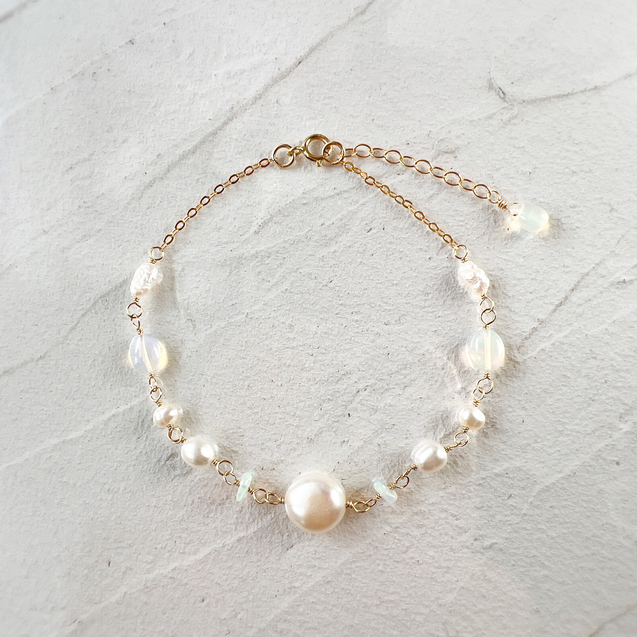 煌めく人魚の涙ブレスレット　天然石　エチオピアオパール　淡水パール　ホワイト　14kgf   アジャスター付き