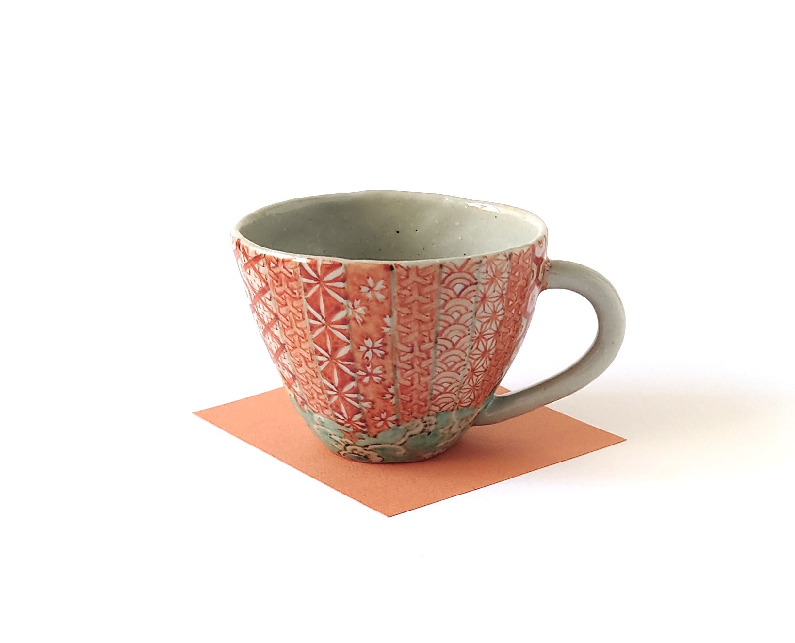 赤絵と唐草紋とネコちゃん　　赤緑彩古紋　マグ碗　陶器