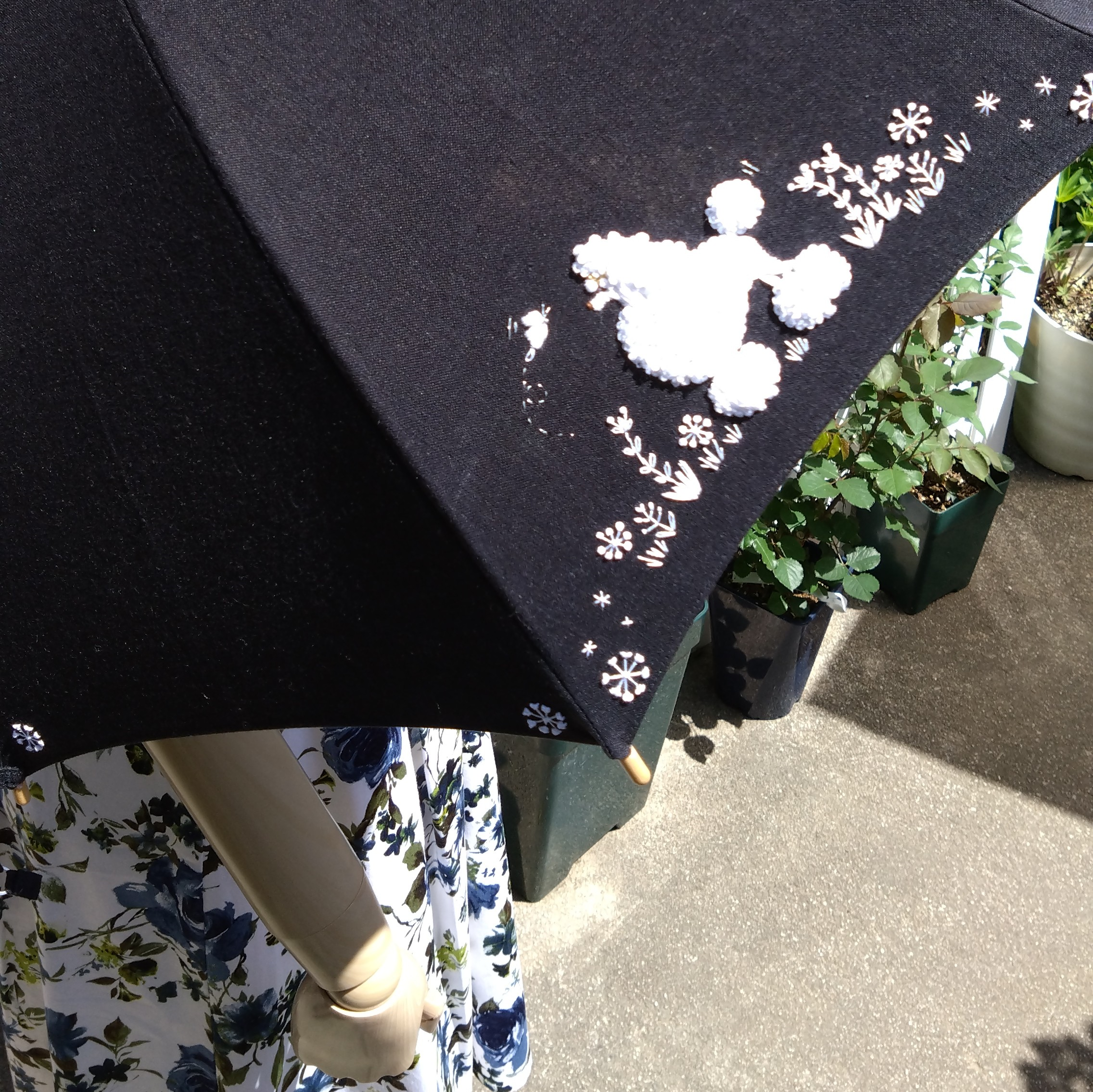 ホワイトプードル刺繍の日傘（黒リネン生地に白糸刺繍）