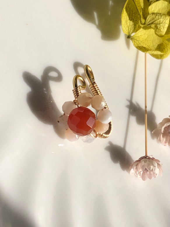 カーネリアンとオパールの小さなフラワーイヤーカフ◇天然石◇片耳◇イヤリング◇花❁⃘ 2枚目の画像