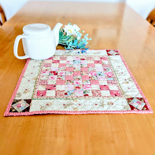 ローズのふんわりミニキルトマット☆パッチワークキルトのタペストリー