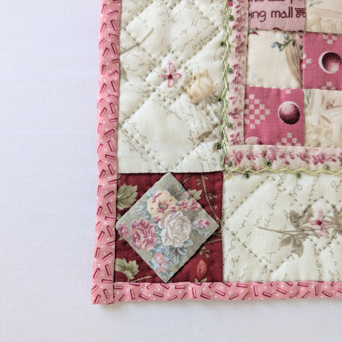 ローズのふんわりミニキルトマット☆パッチワークキルトのタペストリー