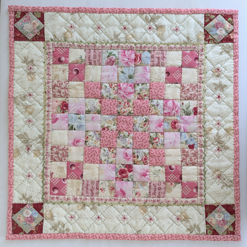 ローズのふんわりミニキルトマット☆パッチワークキルトのタペストリー