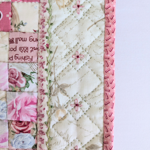 ローズのふんわりミニキルトマット☆パッチワークキルトのタペストリー