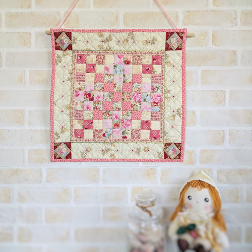 ローズのふんわりミニキルトマット☆パッチワークキルトのタペストリー