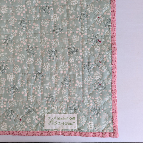 ローズのふんわりミニキルトマット☆パッチワークキルトのタペストリー