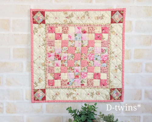 ローズのふんわりミニキルトマット☆パッチワークキルトのタペストリー