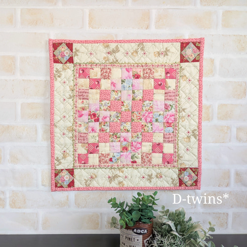 ローズのふんわりミニキルトマット☆パッチワークキルトのタペストリー