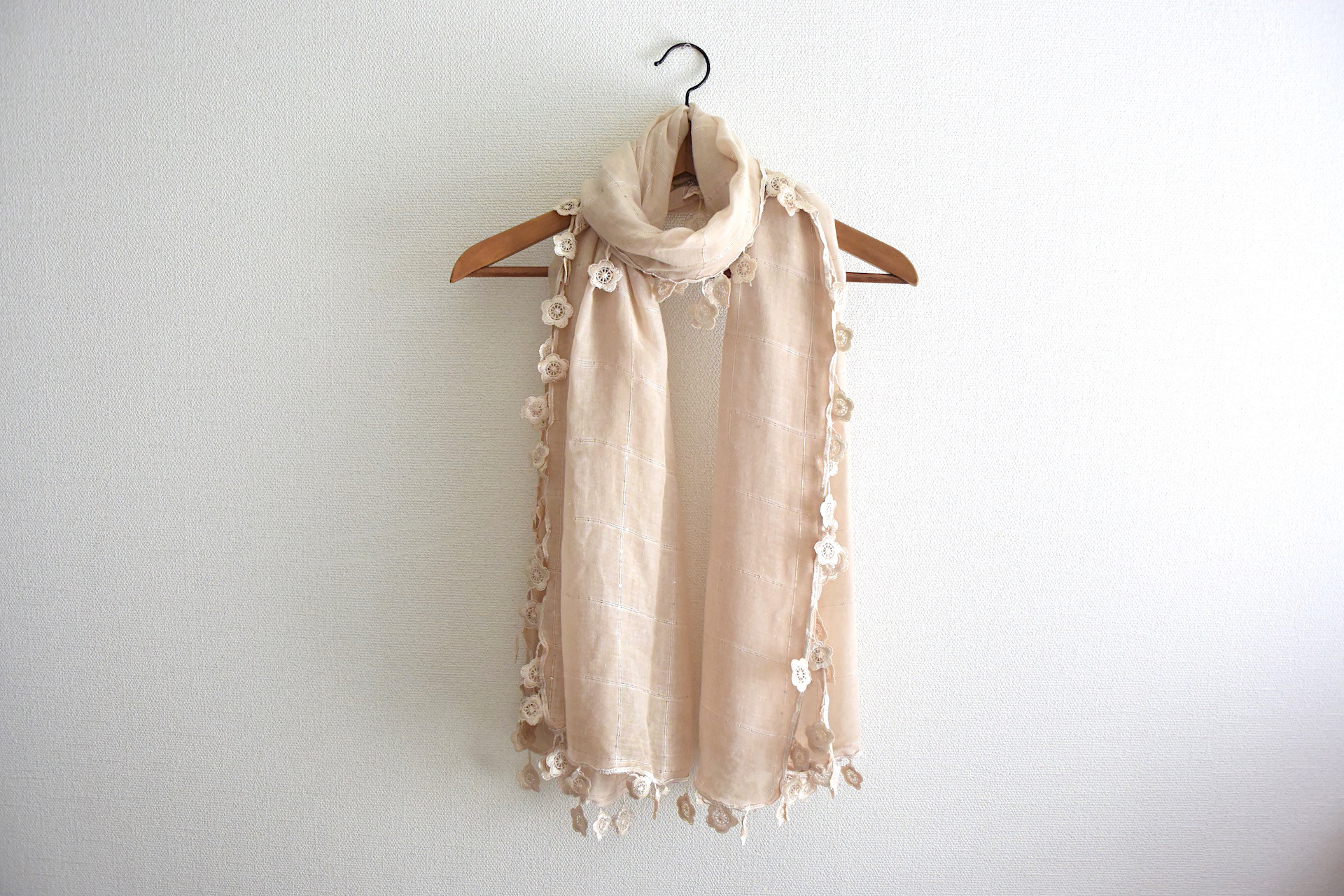 華やぎフラワータッセルとスパンコールの大判ガーゼストール ベージュ