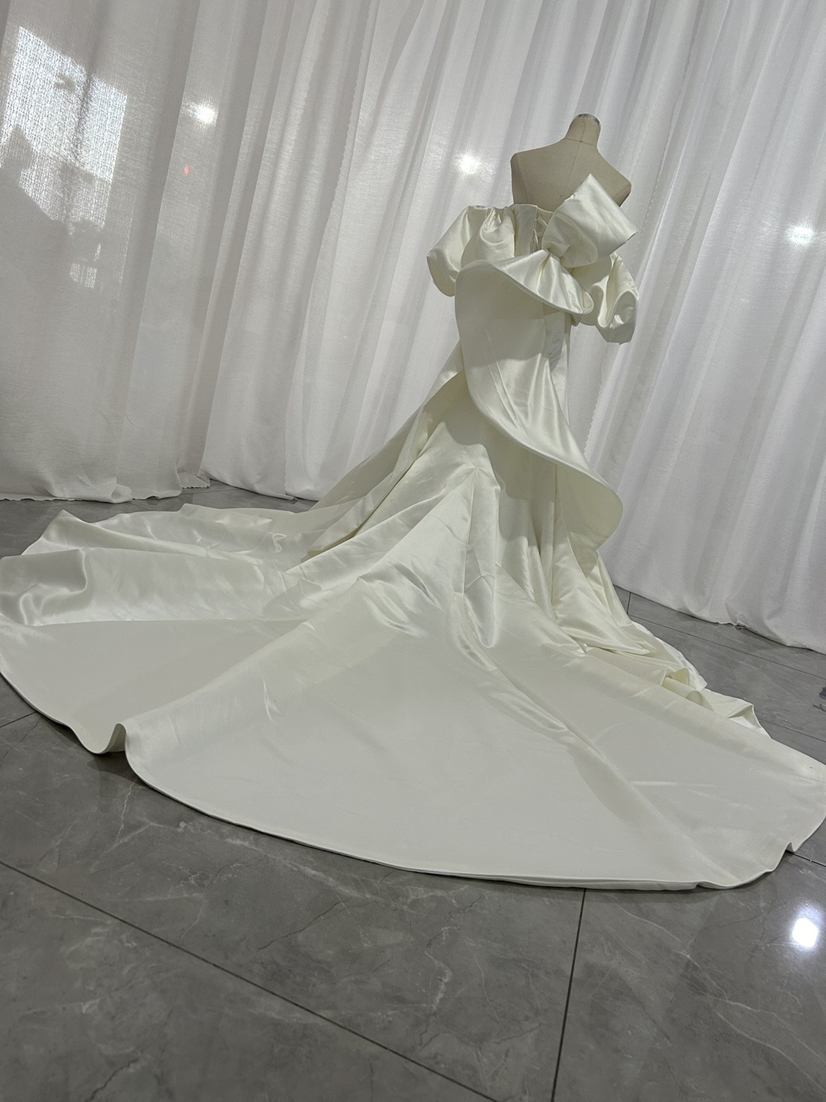 ウエディングドレス ベアトップ 取り外し袖 マーメイドライン 披露宴 豪華なバックリボン ロングトレーン