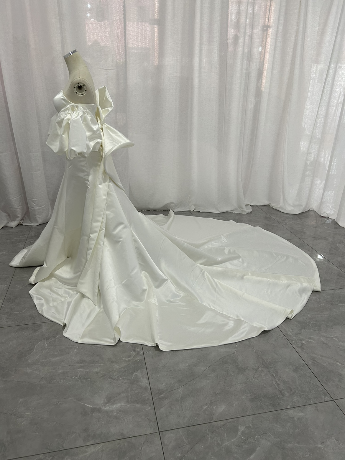 ウエディングドレス ベアトップ 取り外し袖 マーメイドライン 披露宴 豪華なバックリボン ロングトレーン