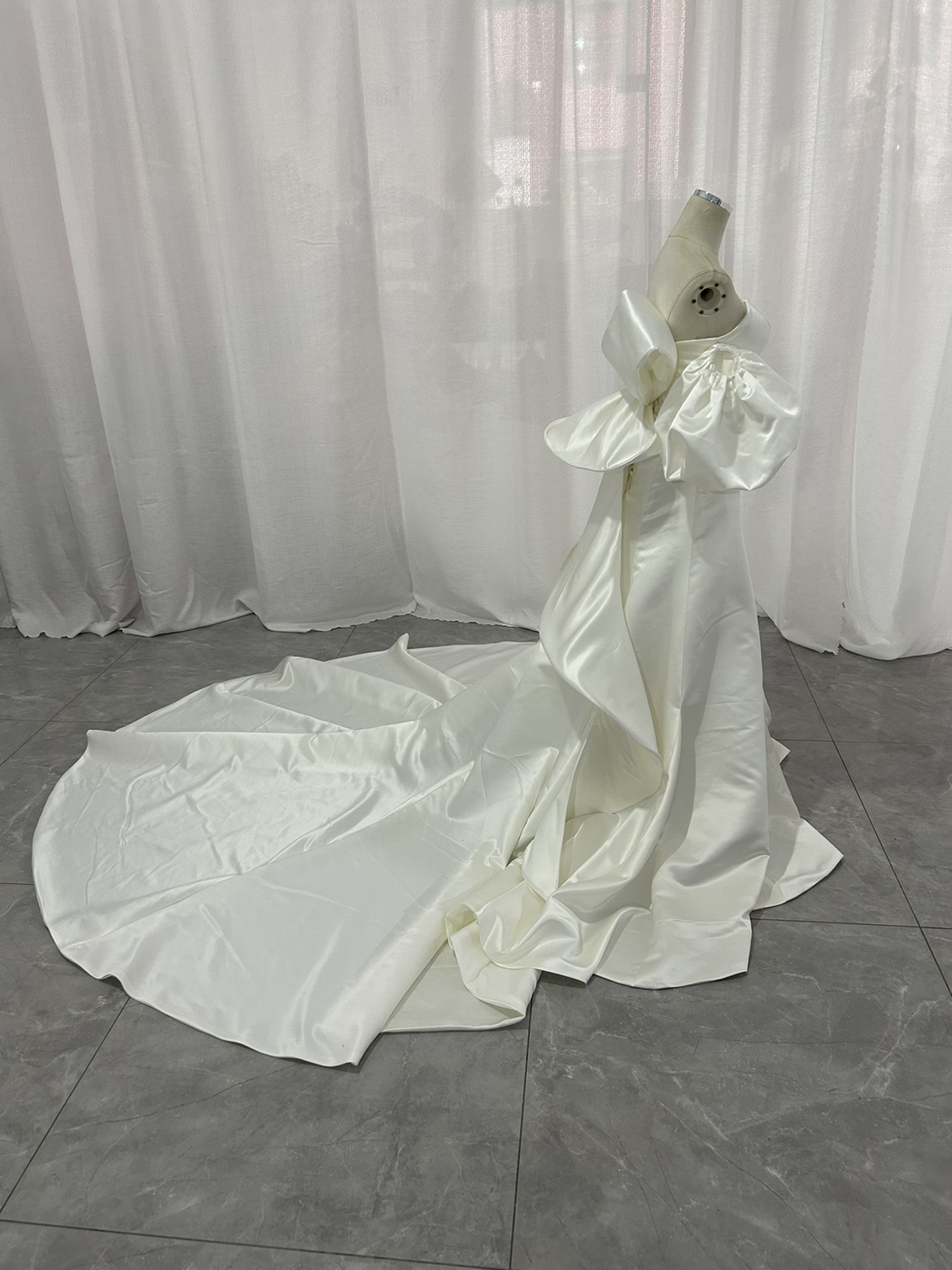 ウエディングドレス ベアトップ 取り外し袖 マーメイドライン 披露宴 豪華なバックリボン ロングトレーン