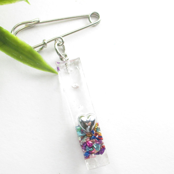 魅了クォーツの傍らに映る小さなハートは、可愛さを助長していました♪<カブトピンブローチ>SB1136 1枚目の画像