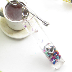 魅了クォーツの傍らに映る小さなハートは、可愛さを助長していました♪<カブトピンブローチ>SB1136 2枚目の画像