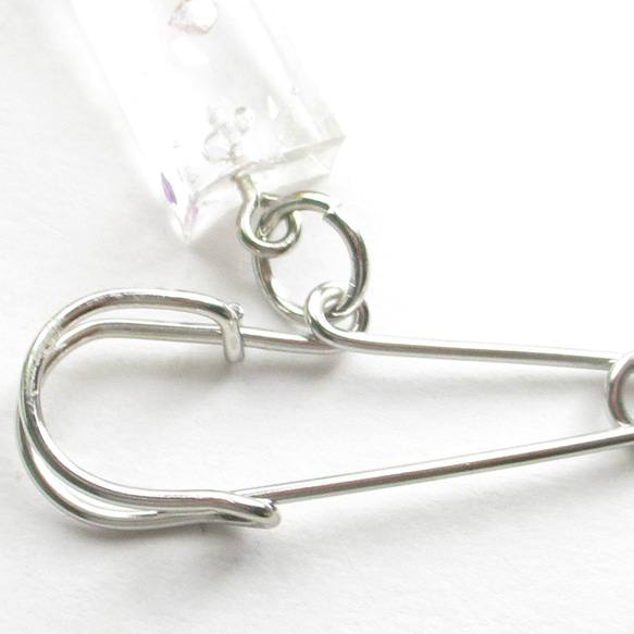 魅了クォーツの傍らに映る小さなハートは、可愛さを助長していました♪<カブトピンブローチ>SB1136 4枚目の画像